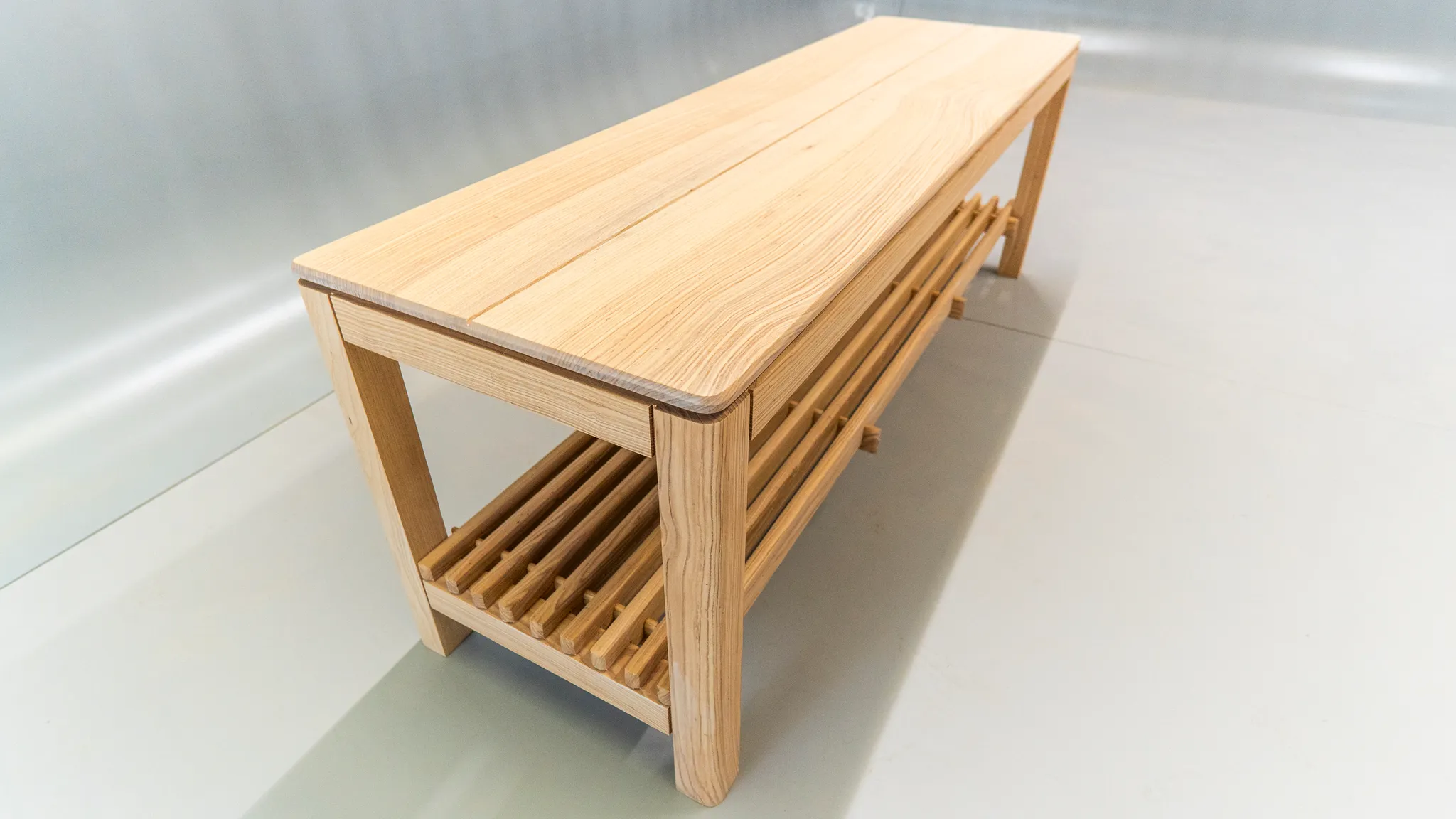 Stummer Diener aus Holz mit Bank