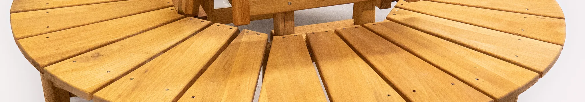 Runde Gartenbank als Rahmen für den Lieblingsbaum – Bild 1