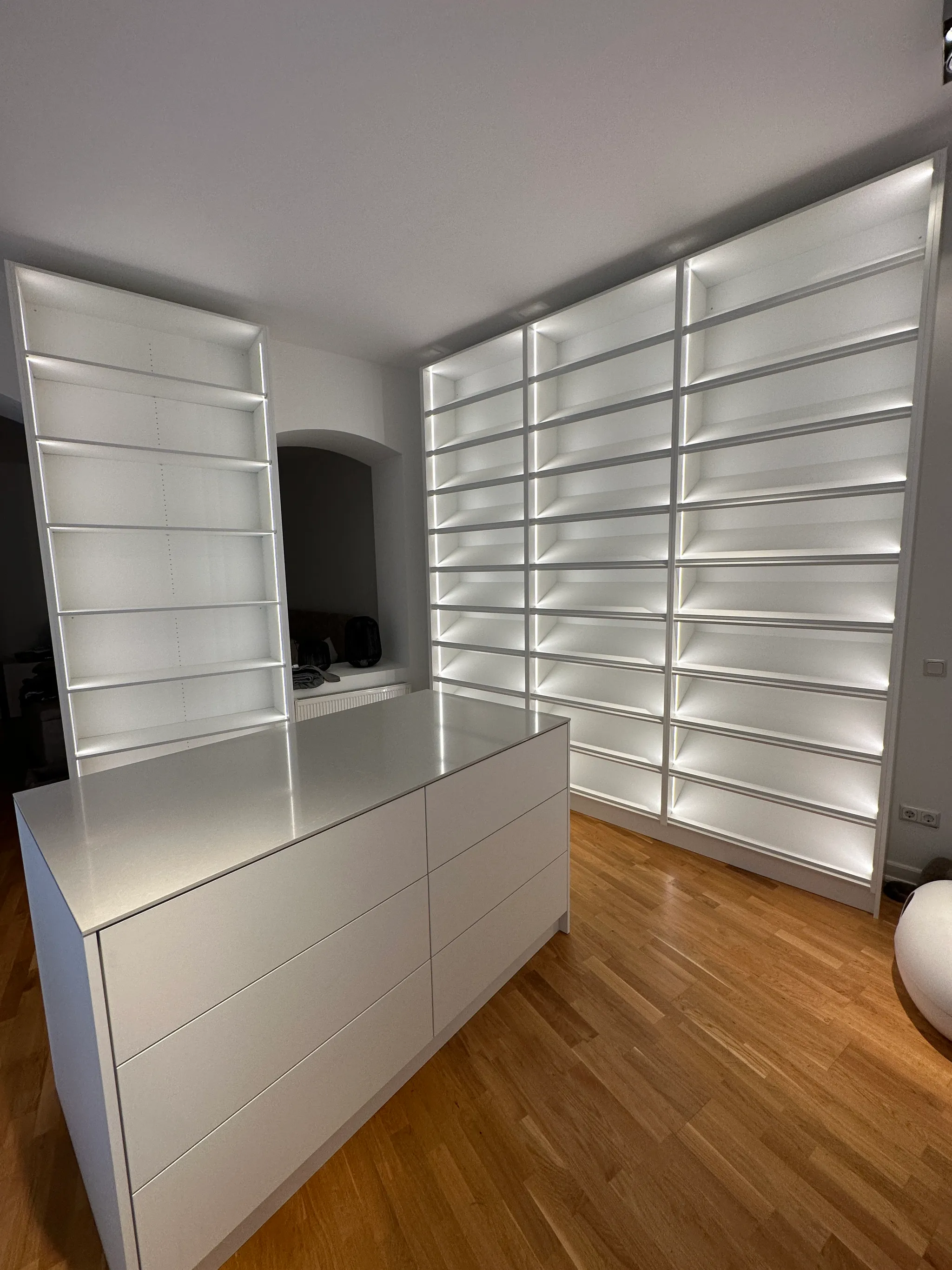 Ankleidezimmer mit großzügigem Schuhschrank