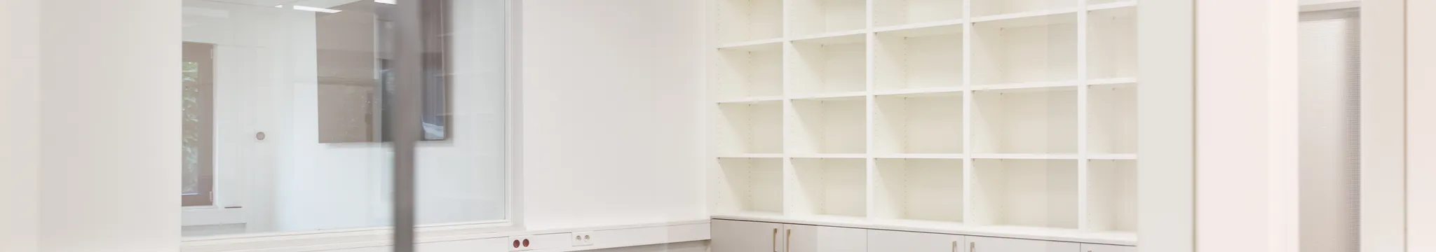 Modernisierung und Neugestaltung von Büroräumen mit Glas- und Holzelementen – Bild 4