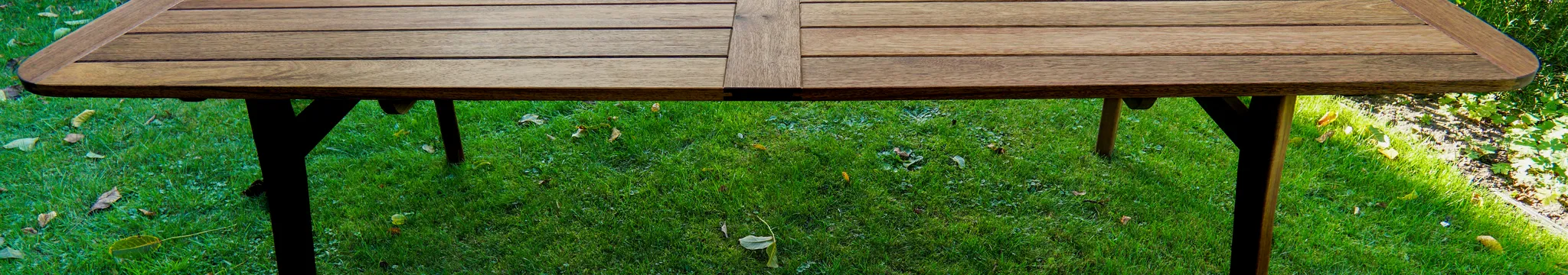Gartentisch aus dunklem Holz – Bild 3