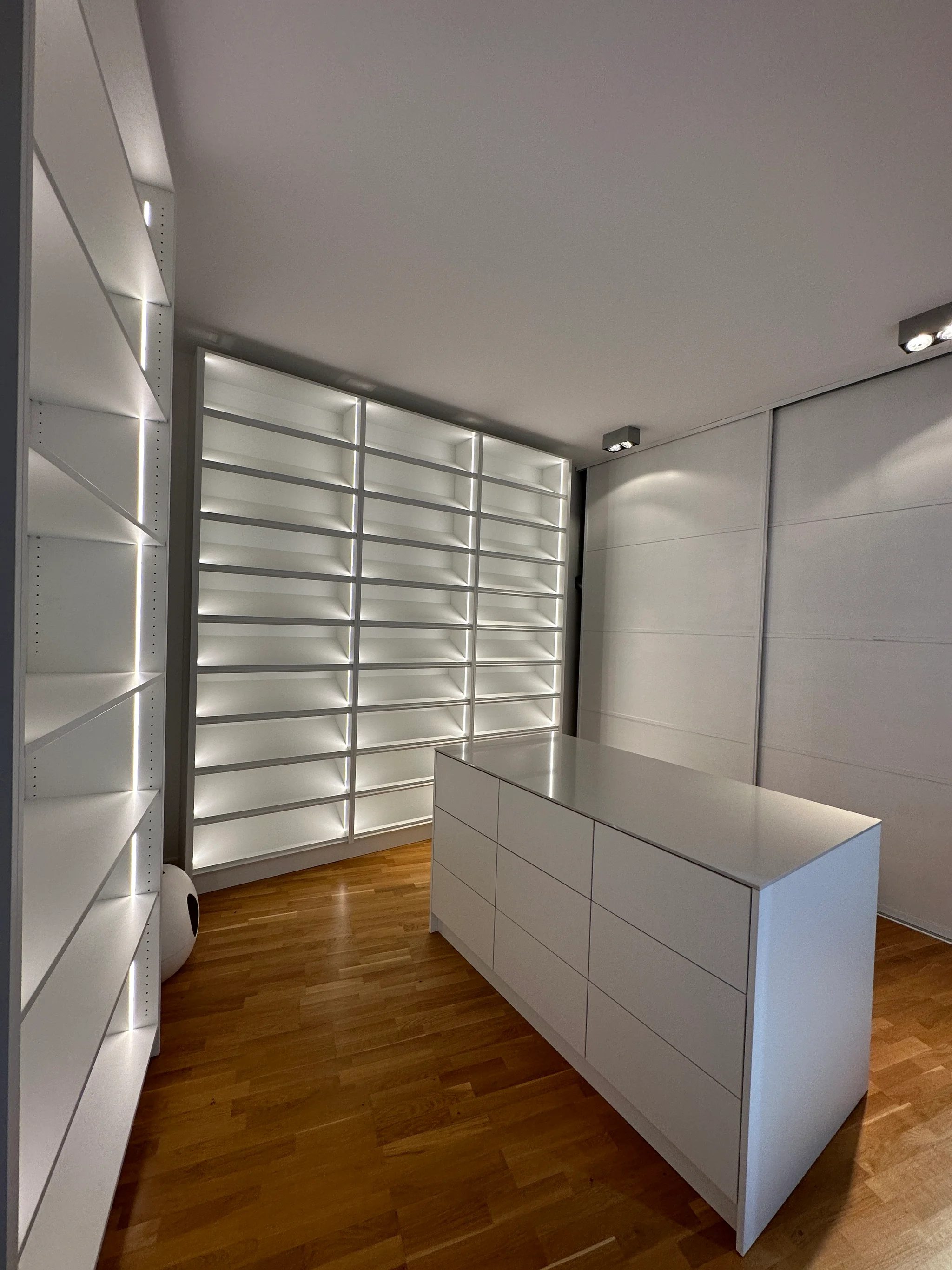 Ankleidezimmer mit großzügigem Schuhschrank – Bild 1