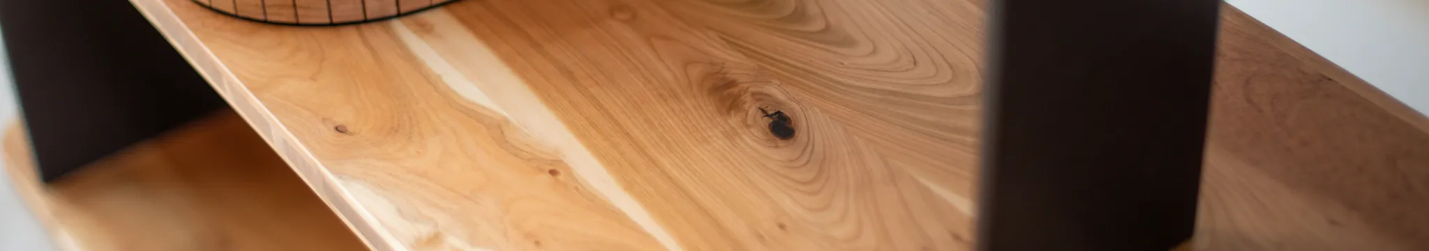 Raumteiler und Wandregal mit vertikalen Lamellen – Bild 3
