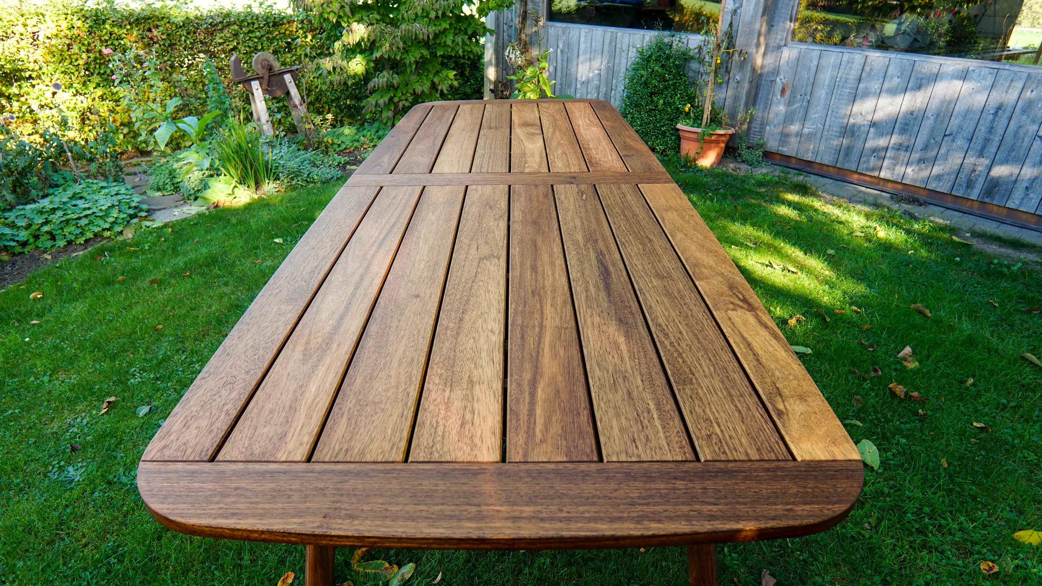 Gartentisch aus dunklem Holz