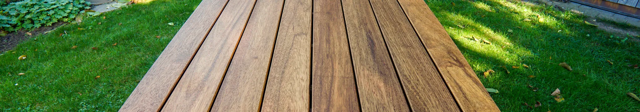 Gartentisch aus dunklem Holz – Bild 2