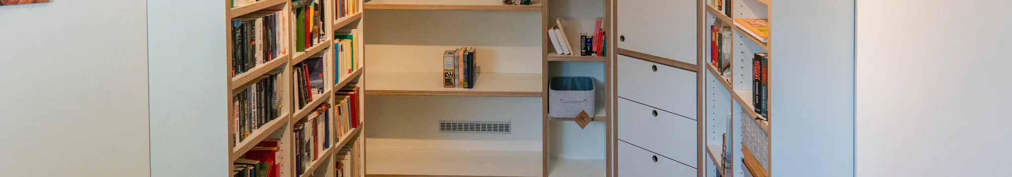 Bücherregal aus Multiplex mit weißer HPL-Oberfläche – Bild 4