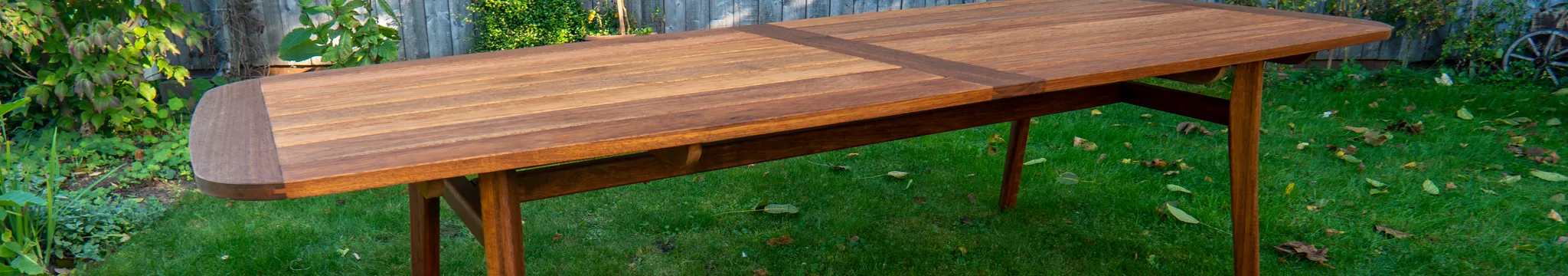 Gartentisch aus dunklem Holz – Bild 4
