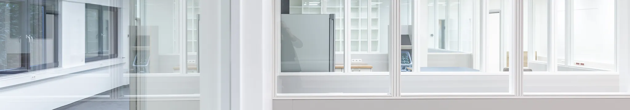 Modernisierung und Neugestaltung von Büroräumen mit Glas- und Holzelementen – Bild 3