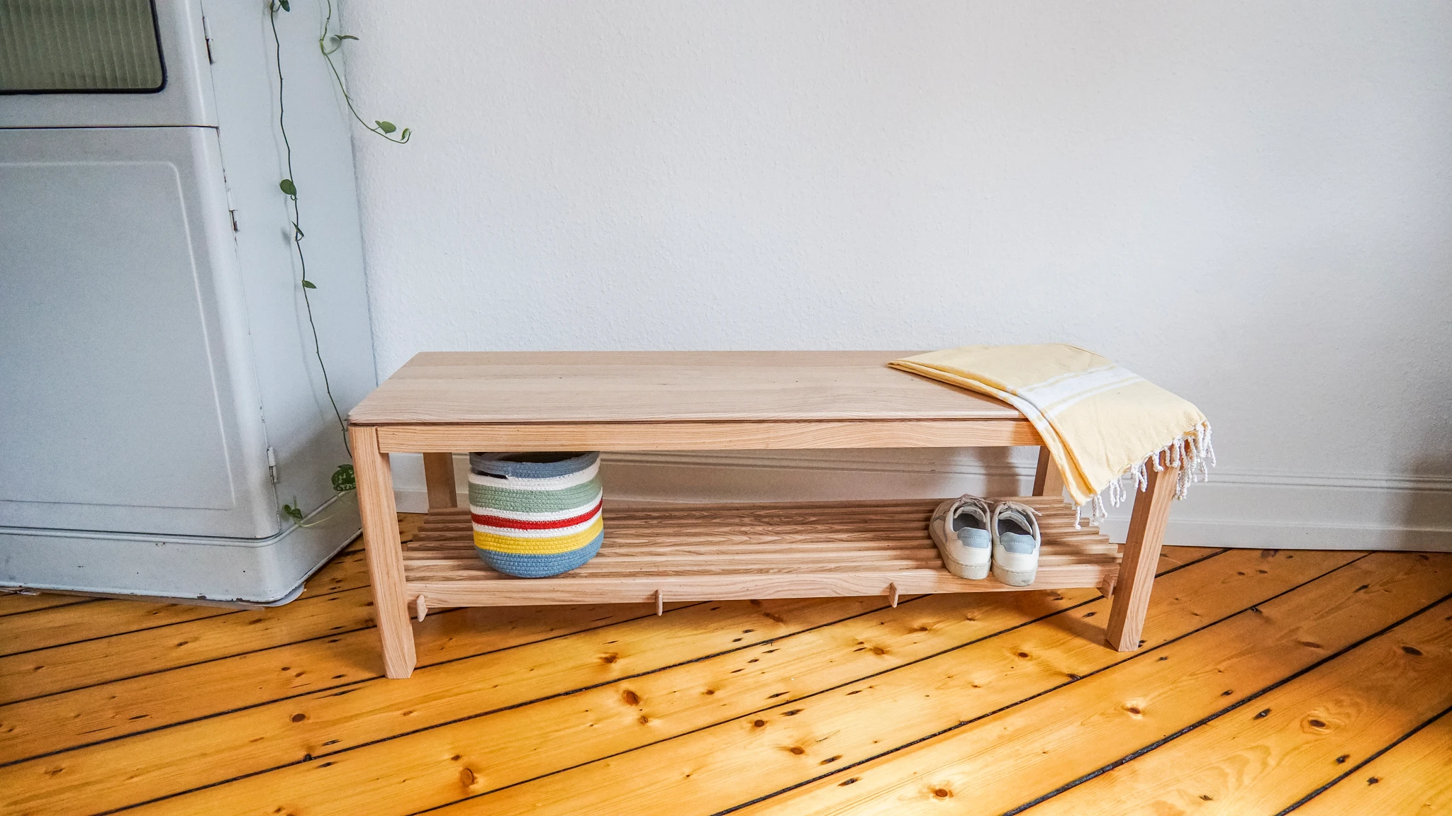 Stummer Diener aus Holz mit Bank – Bild 1