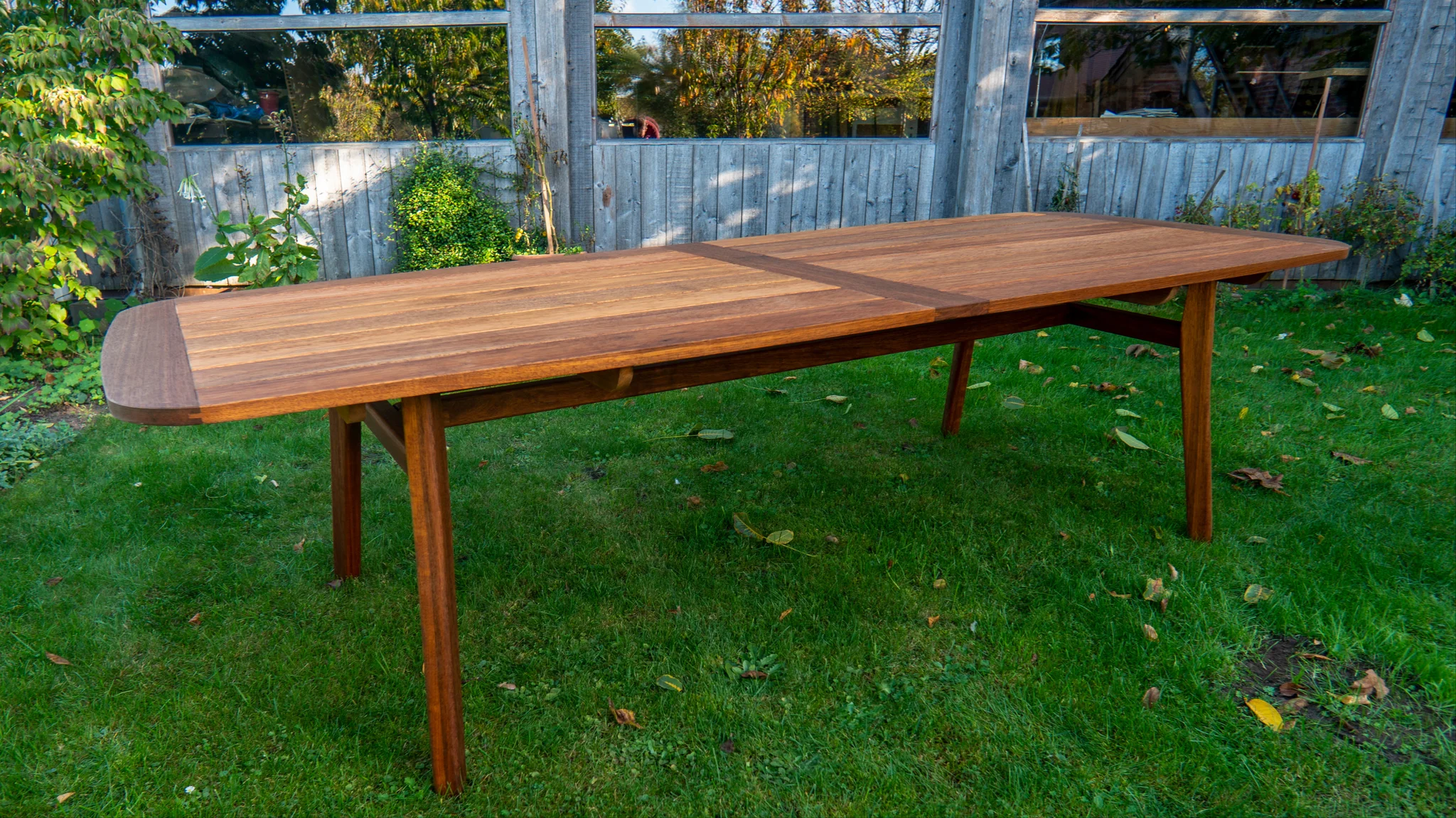 Gartentisch aus dunklem Holz