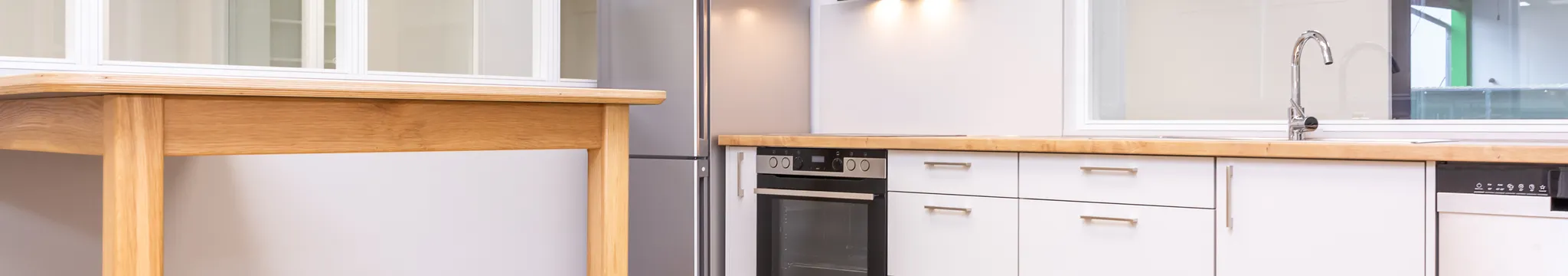 Modernisierung und Neugestaltung von Büroräumen mit Glas- und Holzelementen – Bild 8