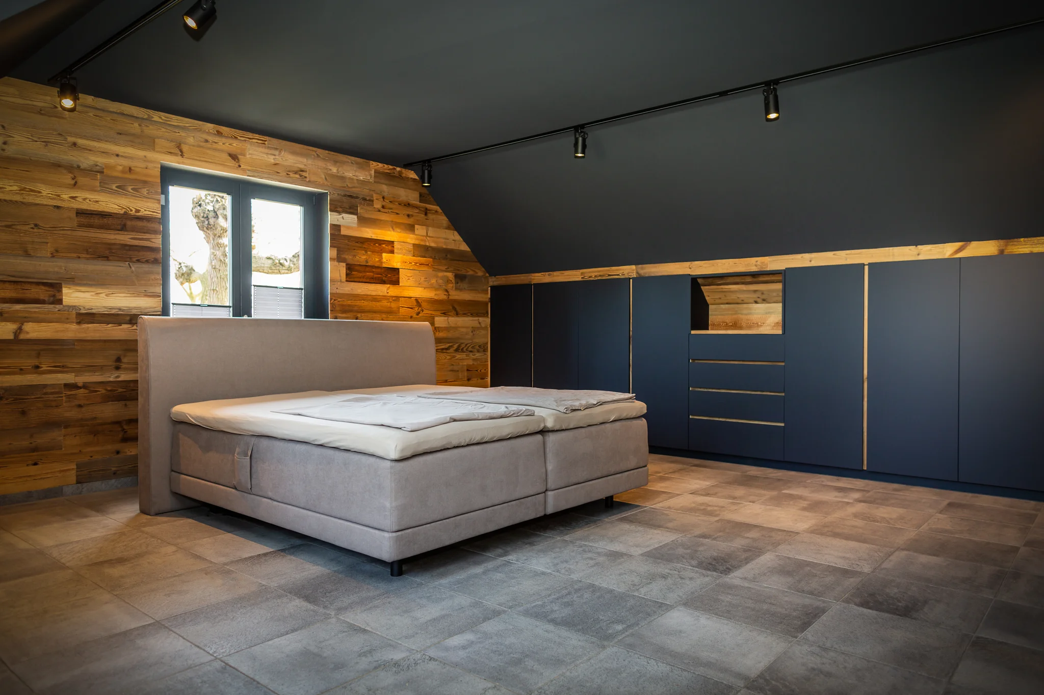 Exklusive Schlaf- und Ankleideetage in Indigoblau mit Altholz-Highlights